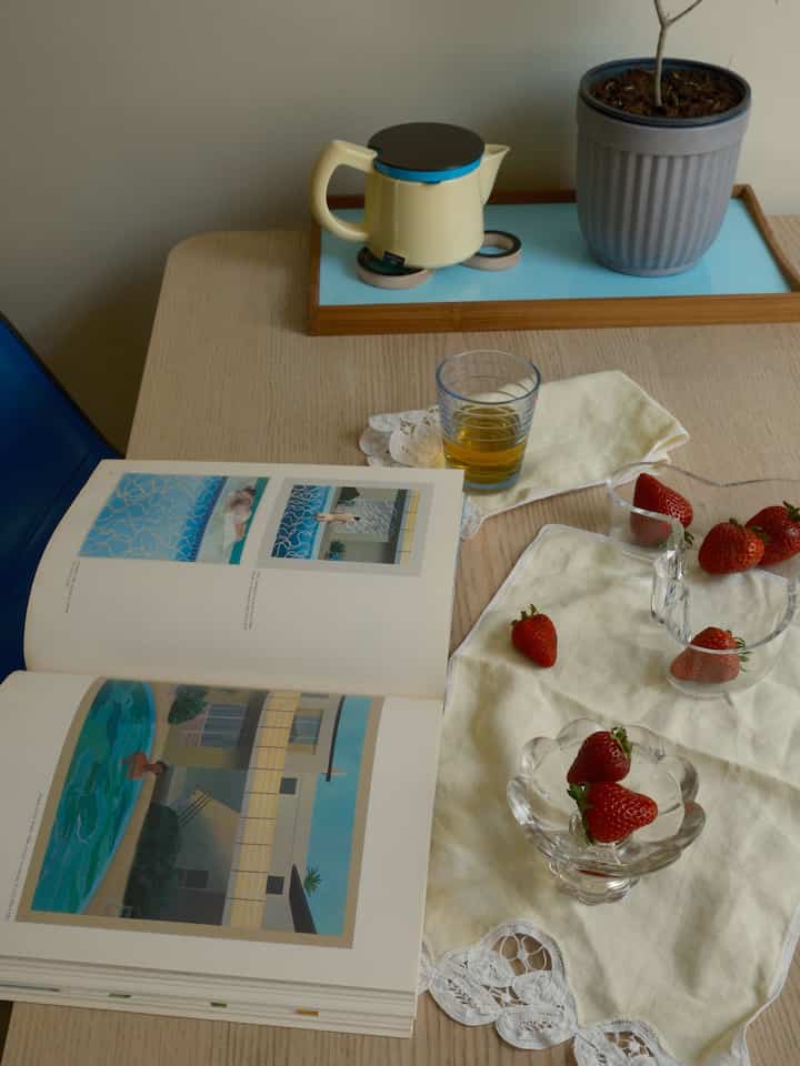 afternoon reading 😌🧸📚

#bookcafe #summerinterior 