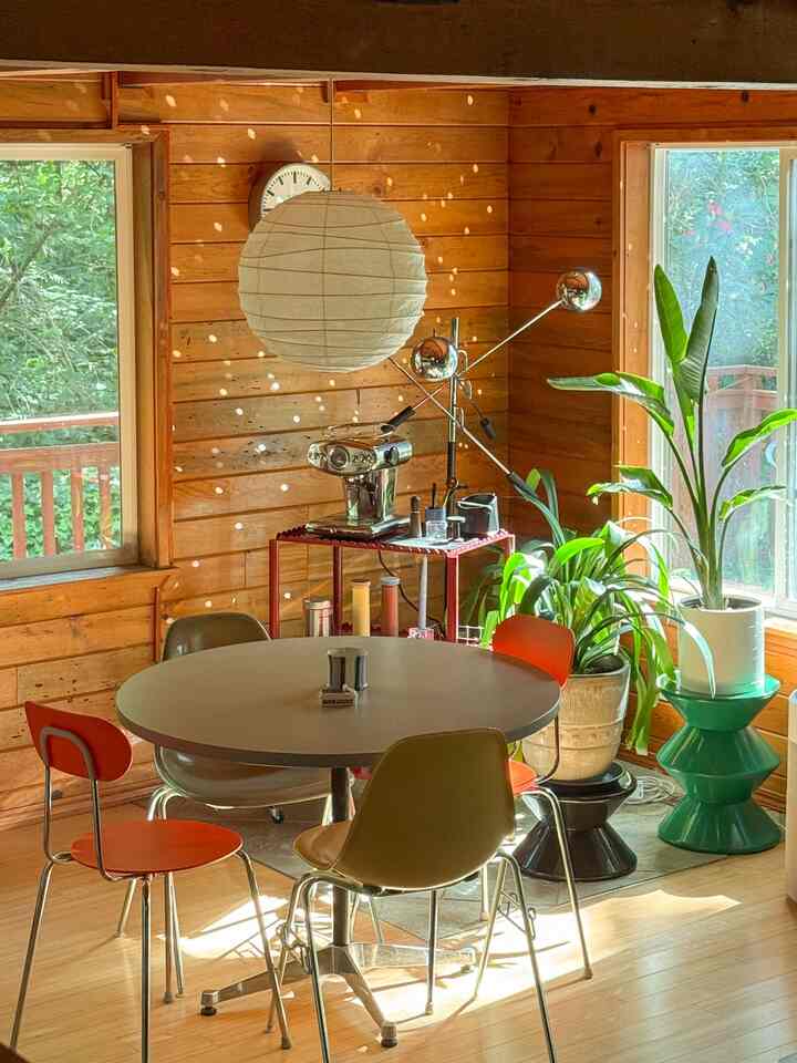 Ever since the disco ball went up,
I’ve been waiting for the sunlight a little more than usual ✨ 


#colorofhouse #cabinhome #seattlehouse #WoodInterior 