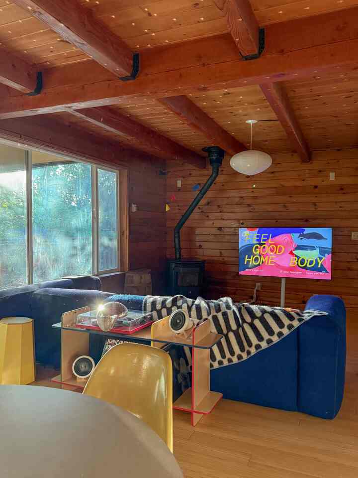 Kabin di siang hari, disko sesuai suasana hati 🪩

#cabinhome #cabinvibe #colorofhouse #colorinterior #playful #cozy