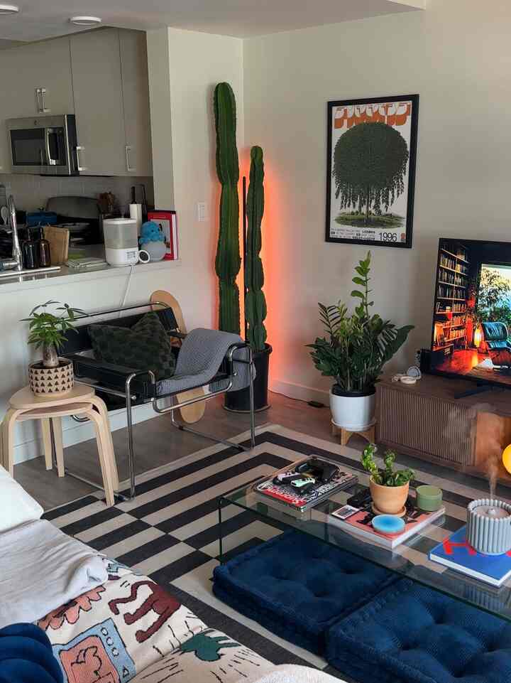 White and black living room with green plants, featuring a modern and natural atmosphere