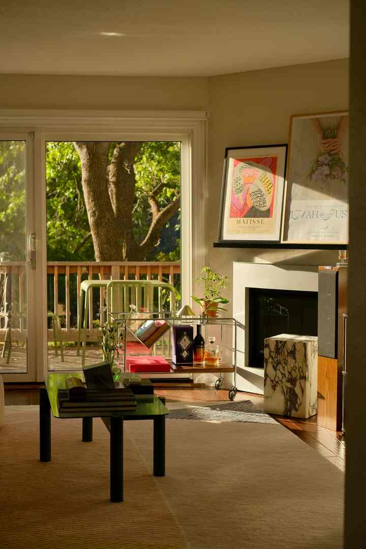 Last week, I woke up early to make it to a 6AM yoga class and caught this divine morning light seeping through in the living room 🌅

#livingroominterior #livingroom #moderneclectic #warmtoneinterior 