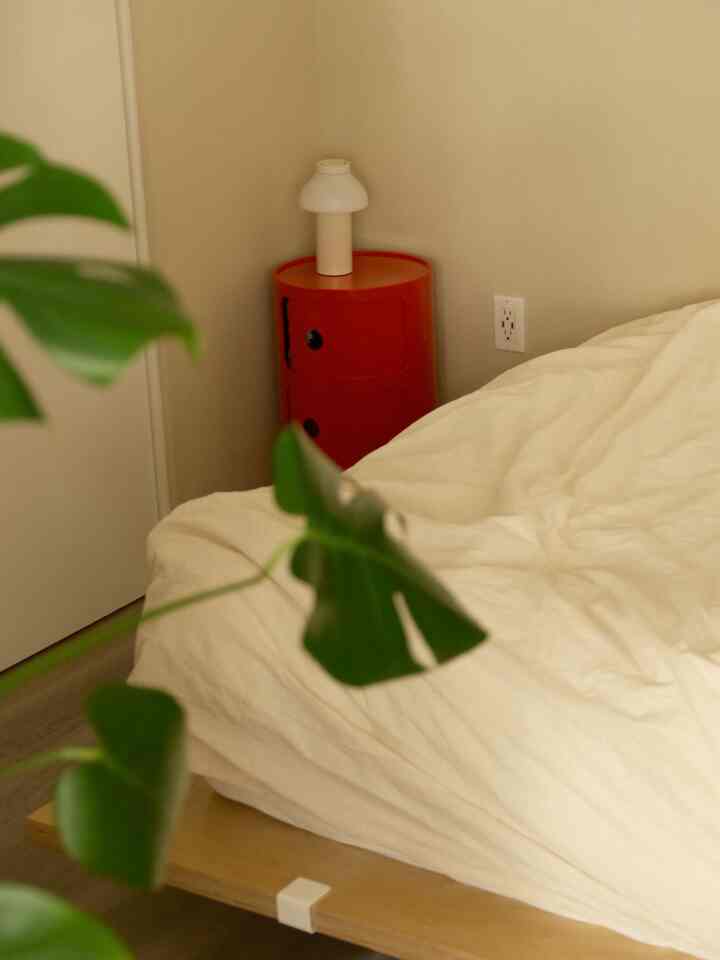 Sunday reset — moving things around and organizing a bit to make the space feel just right for the week.

#sundayreset #homestyling #bedroominterior 