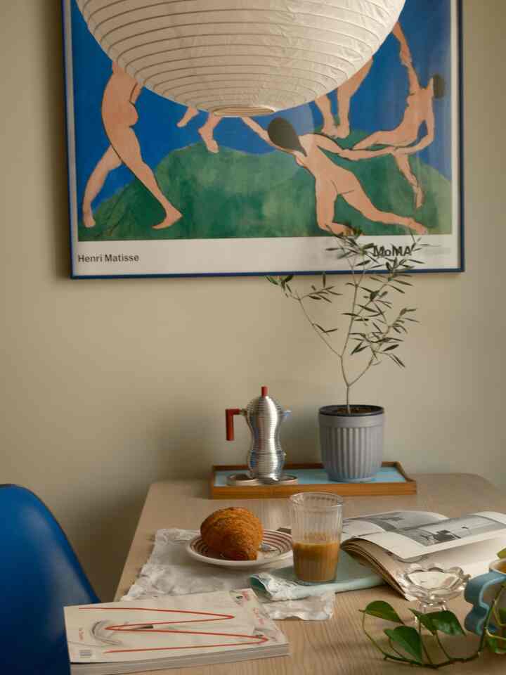 Sunday reset - swapping poster for the summer and new week

#posterpicture #posterinterior #diningtable #blueinterior 