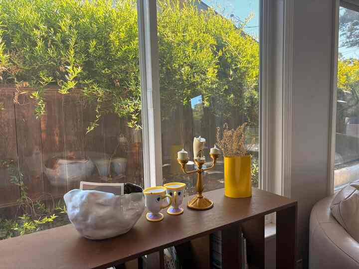 Lazy early afternoon moments at our home.

#Flower #flowerinterior #livingroom #livingroominterior #livingroomdecoration 