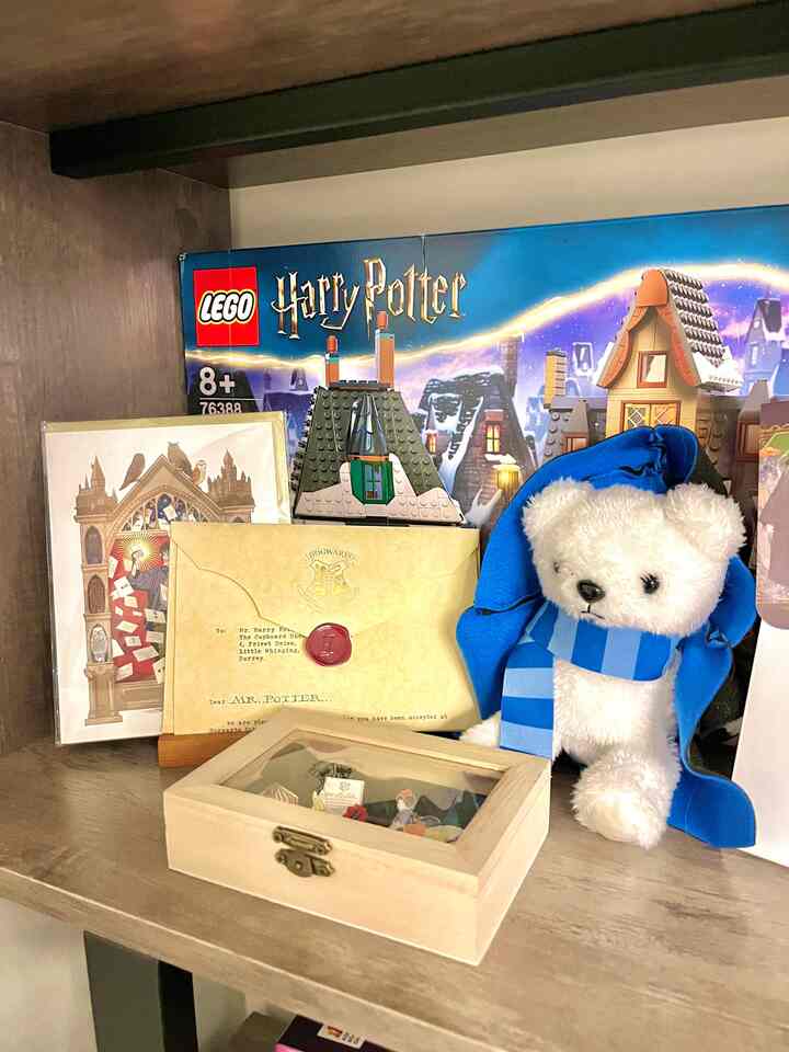 ⚡️✨ A Touch of Hogwarts Magic at Home
Here’s a peek into my Harry Potter nook — a small corner of my bookshelf where I’ve gathered some of my favorite little treasures from the Wizarding World. 🧙‍♀️📚✨

From figures to small pin badges and dolls, each piece brings back so many memories of the books and movies I love so much. I even added a few Hogwarts house colors here and there — just enough magic to make my space feel a little more special. 🌙🕯️

It’s a simple setup, but it makes me smile every time I see it — like a tiny window into a world where owls deliver letters and butterbeer flows freely.

#harrypottercorner #wizardingworld #cozydecor #potterhead #booknookdecor #magicalspaces #harrypottercollection #cozyhomevibes #hometreasures #smallspacedecor #bookloverstyle #apartmentdecor #collectorsnook #neutraldecor #cozyspaces #nostalgicvibes #simplejoys

