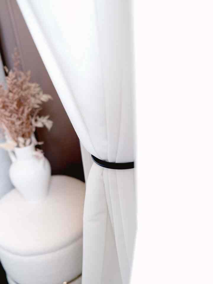 Clean space = clear mind 🌿
My Sunday reset starts with opening the windows and pulling back the curtains.
Loving how the simple curtain hooks add such a clean, elegant touch — it’s the little details that refresh the space 🧼✨
Fresh air + tidy room = peace of mind.

#SundayReset #CleanSpaceClearMind #BedroomRefresh #CurtainDetails #MinimalHome #SoftLighting #PeacefulHome #InteriorInspo #HomeVibes #DeclutterAndBreathe #ikea #ikeacurtain #ikeacurtains #ikearack #westelm #modern #curtaininterior #curtainstyling #curtainrod #bedroom 