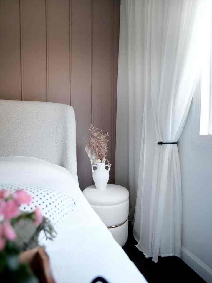 Clean space = clear mind 🌿 After cleaning, I love placing a pretty vase or fresh flowers — it instantly doubles the refreshing vibe and lifts the whole mood. #SundayReset #bedroom #HomeStyling #MinimalDecor #midcentury #Nordicinterior #nordicstyle #bed #queenbed #hotelinterior #curtain #ikea #curtaininterior #curtainstyling #curtainrod #curtainrecommendation 