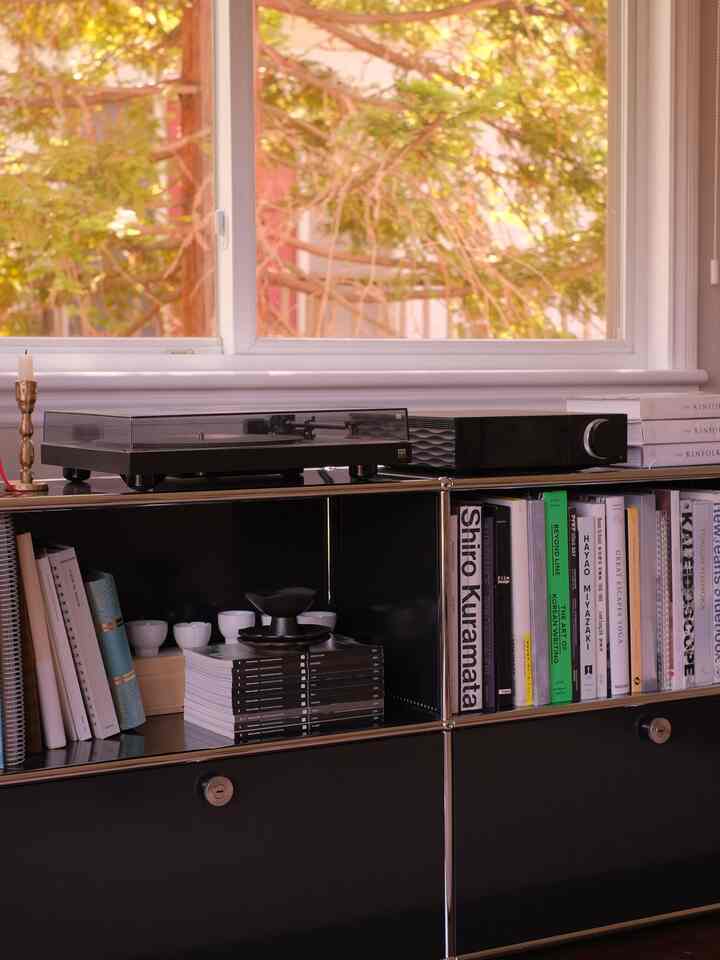 Another reset! Moved some things around the living room. Not sure if they’ll be there permanantly, but documenting as I go to see how they look in photos 📸 

#usm #livingroom #livingroominterior #barcart  #moderneclectic #bmagazine #Kinfolk 