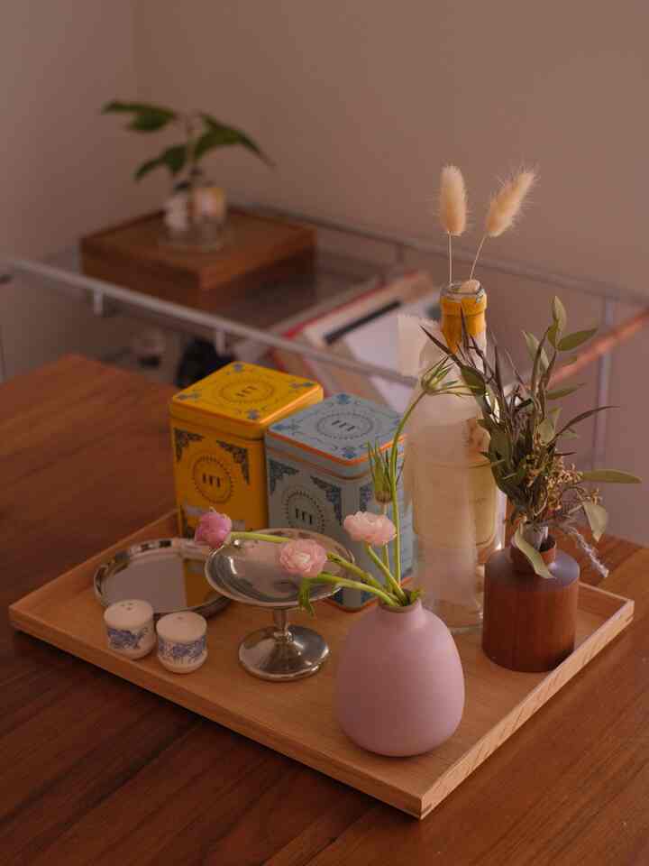Permanently on our dining table: tray with coasters, bud vases, tea bags(balck tea and decaf), dessert bowl ✨

#diningtable #woodendiningtable #article #muji #heathceramic #budvases