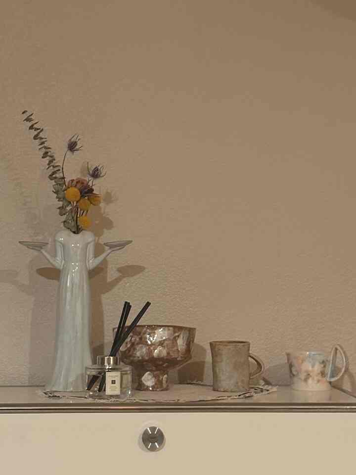 The ceramics I made, which I can’t tag,
and the Still Life Vase by Yarnnakarn — an artist I’m still a fan of, even though they no longer create new work.😢 
#ceramicvase #vaseinterior #ceramicvase 