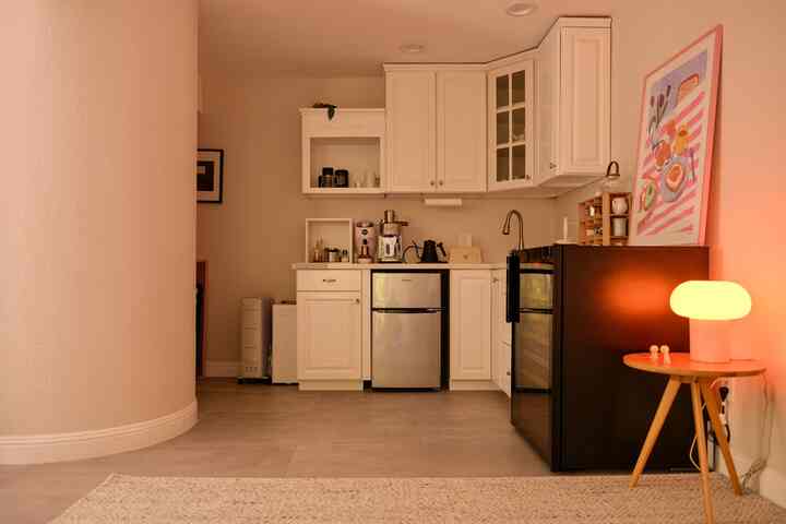 Coffee bar looking cozy today ☕️🤎

#secondkitchen #coffeebar #homecafe #winecellar #ikeaeket #tablelamp #poster #cubboard #balmuda #moonkettle

