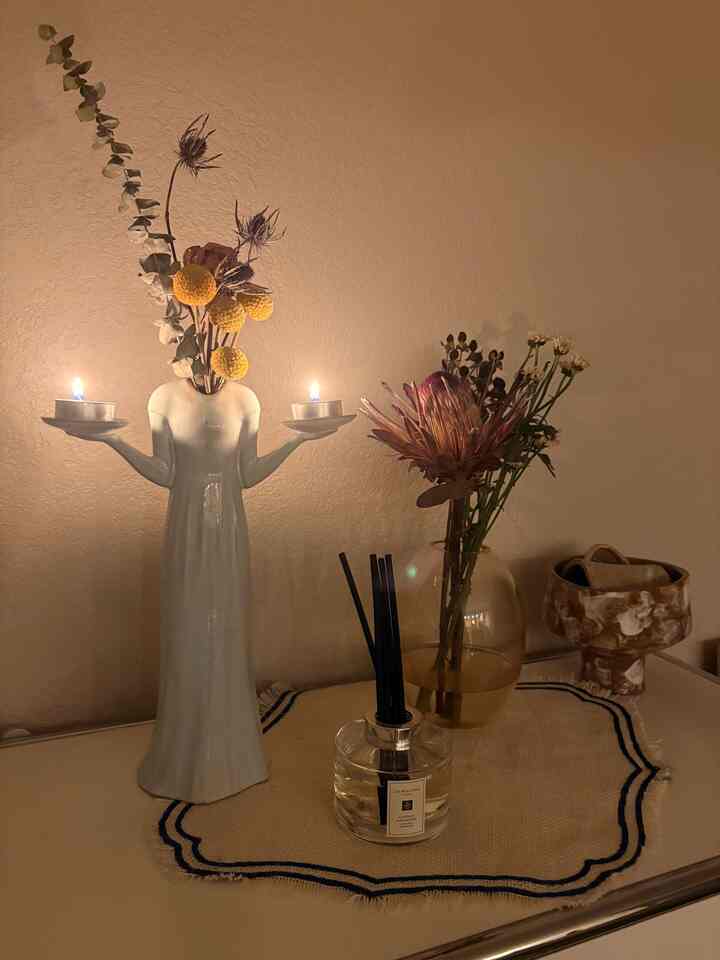 Saat ini tidak sedang berkarya, tetapi masih jatuh cinta dengan Vas Bunga Still Life YARNNAKARN. Cantik hanya dengan bunga — tetapi dengan lilin, hasilnya akan menjadi ajaib.

#YARNNAKARN
#StillLifeVase
#ArtILove
#HomeVibes
#CandlelightMagic
#FloralMood
#AestheticCorner
#QuietBeauty