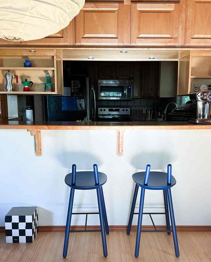 Breakfast bar, but make it bold 🏁💙


#cabincore #kitchenstyling #interiorinspo #colorfulhome #playfuldecor #boldcolors #checkeredcube #homevibes #diningnook