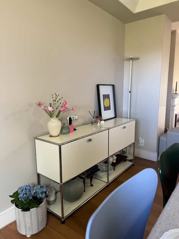 Ready for treats 

#diningtable #diningroom #usm #flower #flowerinterior 