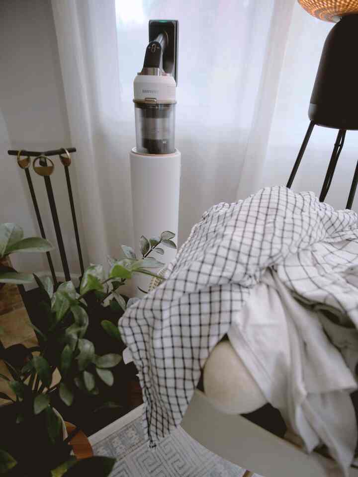 My Sunday Reset often involves a satisfying laundry session, filling this basket with fresh clothes. With music playing from our IKEA Symfonisk floor lamp speaker, it transforms into a cheerful family activity as we fold together.

#livingroominterior #livingroom #livingroomdecoration #livingroomplant #livingroomlighting #livingroomrug #livingroomcurtains #speaker #floorlamp #lamp #vacuumcleaner