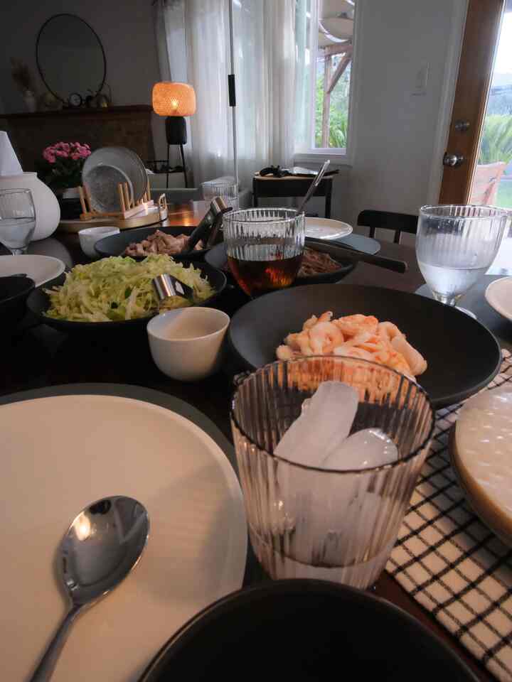 It's the perfect evening moment to connect, recharge, and get ready to tackle the exciting week ahead with renewed energy!

#dinnermenu #dinner #diningtable #diningtableinterior #diningtableinterior #diningroominterior #diningspace #food #meal #plate #tablesetting #glasscup #silverware #Villeroy&Boch #ikeakitchen 