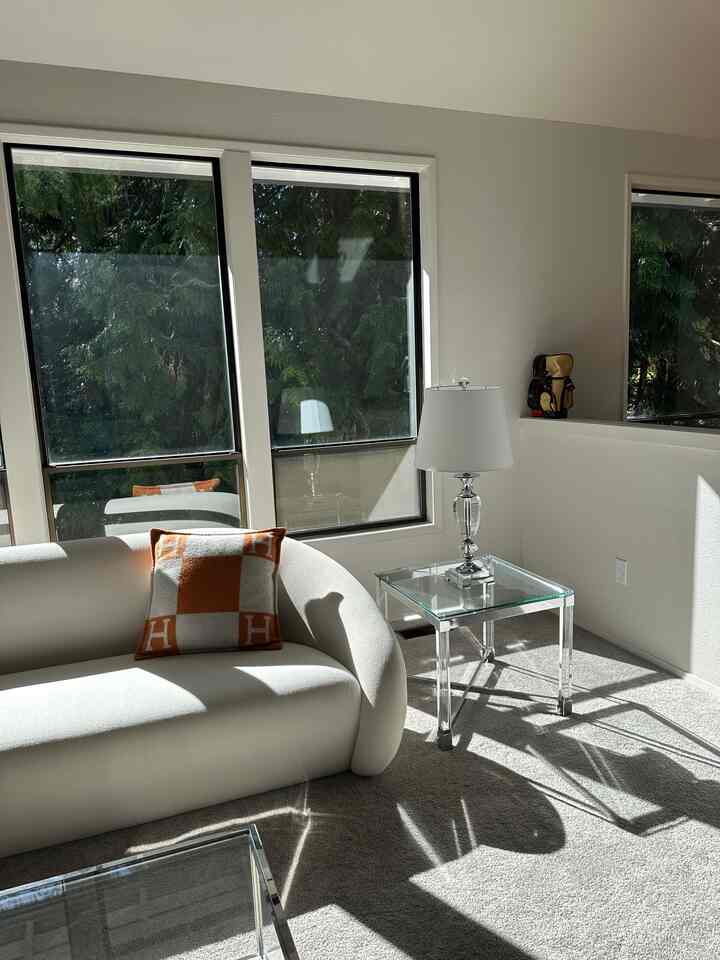 Transforming our home with a refreshing clean and the warm glow of lamp lights 🤍 It's amazing how these simple touches can create such a dramatic effect 🤍

#livingroom #livingroominterior
#livingroomdecoration #lamp #lightinginterior #lighting #couch #sofa #rug #shelfinterior #shelfdecor #loungechair #midcenturymodern #mood 