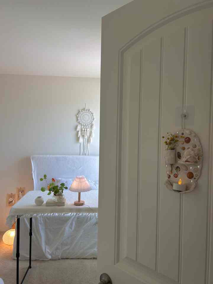 A handmade door ornament made with air-dry clay.
I love how easy and calming it is to work with—
it dries naturally and is perfect for creating little candle holders or decorative pieces.
Such a simple material, yet it brings so much joy🥰
#airdryclay #decoratingtips #bedroomheadwallinterior 