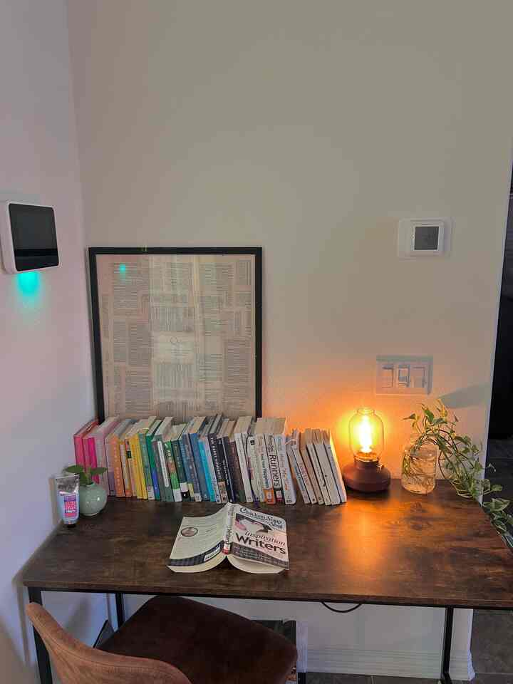 Color-coordinating my books like a rainbow.
It’s amazing how simply arranging them by color❤️💙💜🖤💛
can make the whole space feel so much calmer and more put-together🧡
#livingroominterior #cornerphotozone #cornerphotozone #deskterrier 