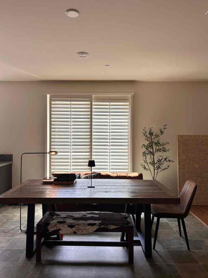Jam 3 sore di meja makan.
Saya meringkuk di sini, siap membuka laptop
dan menyelami serial favorit baru di Netflix✨
#mejamakan #livingroominterior #darkinterior #woodenfurniture 
