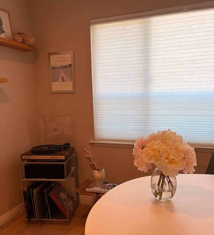 Any flowers look beautiful on a white table!

#PeonyVibes #CozyDecor #GreigeStyle #DiningInStyle #WhiteTableLove #TableStyling #FloralDecor #NeutralAesthetic #HomeInspo #ModernDining
