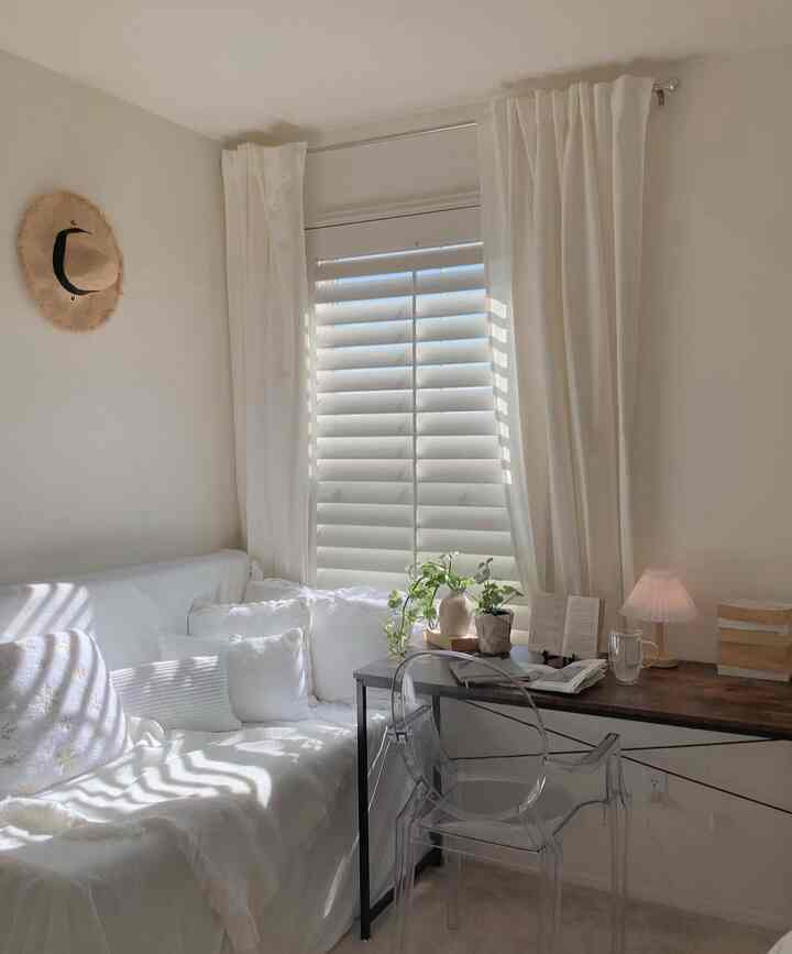 Di pagi hari, saya duduk di sudut kecil saya—
kadang-kadang membolak-balik koran kertas, kadang-kadang menggulir versi digital di iPad saya.
Apakah ada orang lain di luar sana yang masih menyukai sensasi kertas asli, seperti saya? 🗞️📰 
#pagi #morningcoffee #ritual #readinglight #readingspace #readingdesk