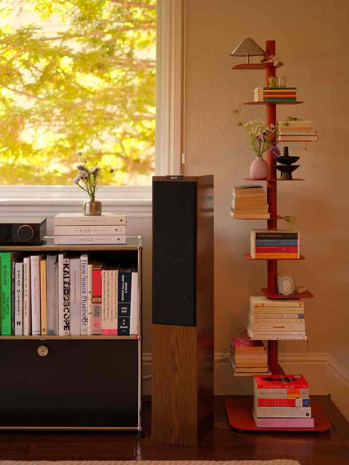 I can’t believe it’s June already! 🏡

Weather’s getting warmer each week, on some days, temperature’s already reaching 90 degrees. I brought home some cool colored flowers home this week! 🪻
#livingroom #livingroominterior #moderneclectic #storyshelf #usm #hifispeaker 