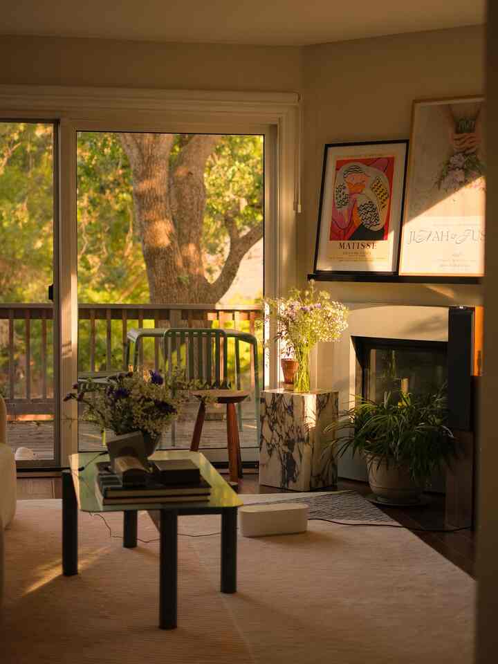 Day vs night

I love the natural light during the day, but also love the cozy vibes of the evening 😌 candles add extra romantic vibes too 🫶🏻

#livingroominterior #livingroom #dayvsnight #morningvsnight #dayaesthetic #nightaesthetic #moderneclectic #ruginterior #flowerinterior #flowerarrangement 