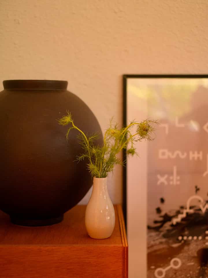 I love it when I have an excessive amount of flowers and end up with multiple arrangements and bud vases 🤭💐 #flowerarrangement #flowerinterior #diningroom #moonjar #barcart #cozydining