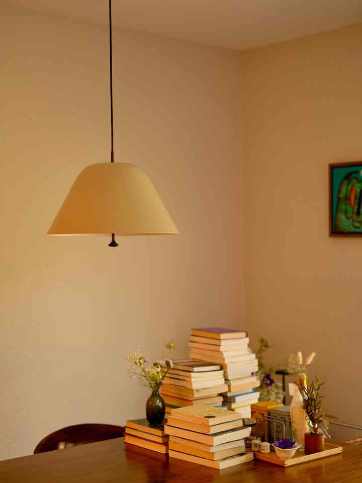Still haven’t found a place for these pile of books 😮‍💨📚

#diningtable #diningroom #pendantlight #cozydiningroom #cozyinterior