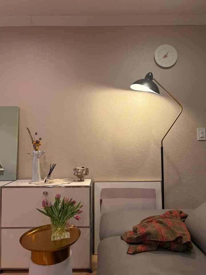 I put tulips in a Nespresso capsule storage box! It’s so fun to repurpose things and use them in unexpected ways!😀😀 

#RepurposedDecor #CreativeReuse #TulipArrangement #UpcycledDesign #NespressoHack #FlowerInspo #SustainableLiving #HomeStyling #DIYDecor #UnexpectedBeauty