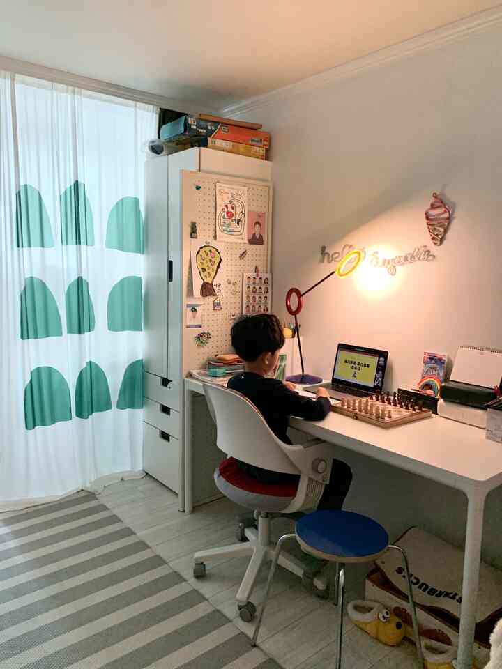 A quiet place to focus at night

#kidsroom #dayandnight #boy'sroom #desk #deskinterior #deskterrier #desklamp