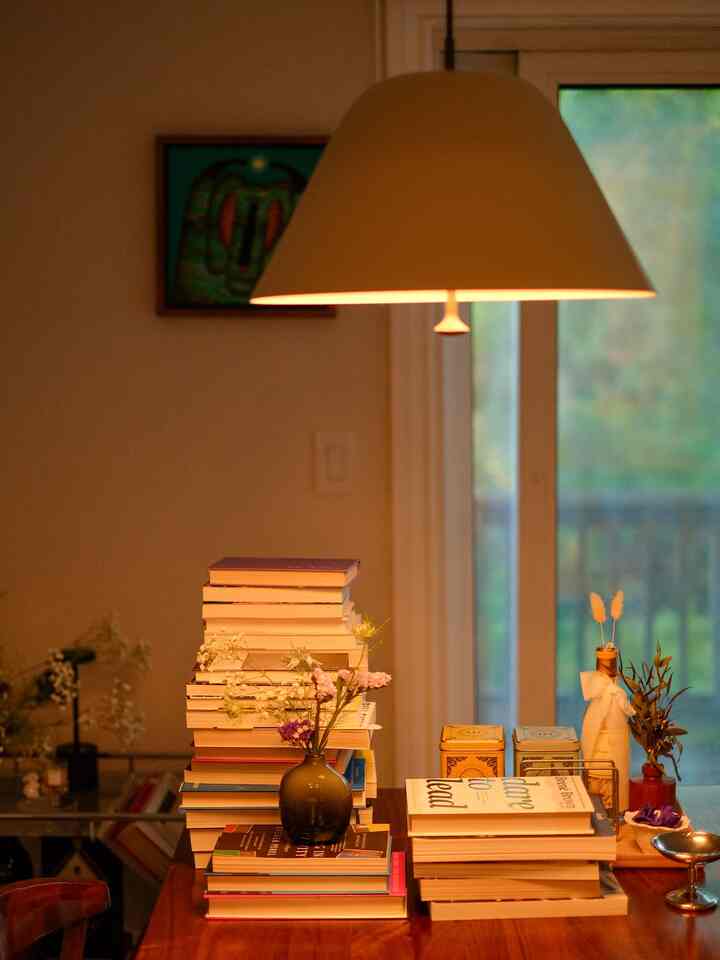 “Hey Siri, play night time jazz🎶”

#livingroominterior #livingroom #nightaesthetic #usm #blackoutblinds #marbletable #hifispeakers #pendantlighting 