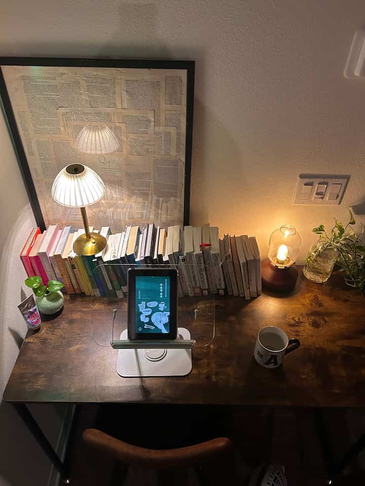 A quiet corner to sit in the evening.🌙
A time to reflect on the worries and gratitudes of the day.
Having even the smallest space where I can return to myself—
that alone can be a deep and quiet kind of happiness.🙏🏼
#nightview #nightlamp #readinglight #readingspace #nightroutine #livingroominterior 