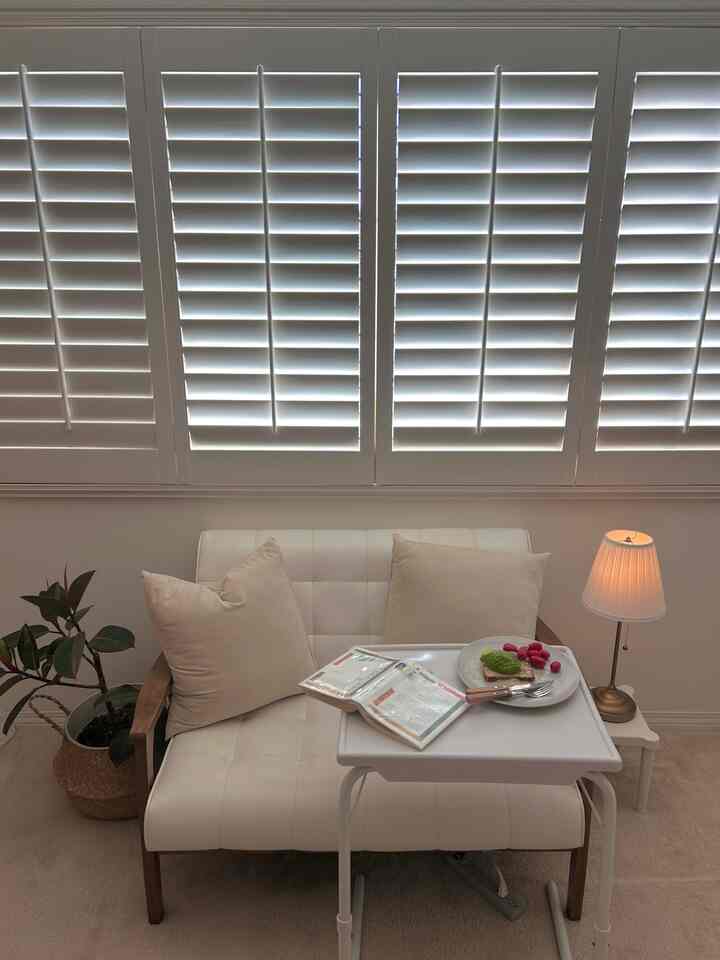 On days when the sunlight is just too strong, I sit by the window with the blinds drawn.🤍
With my favorite avocado and tomato sandwich in hand, I savor the quiet moment—just me, a good book, and the kind of stillness that feels like home. 🥪
#bedroom #bedroominterior #bedroomsofa #sofa #loveseat #blind #whiteinterior 