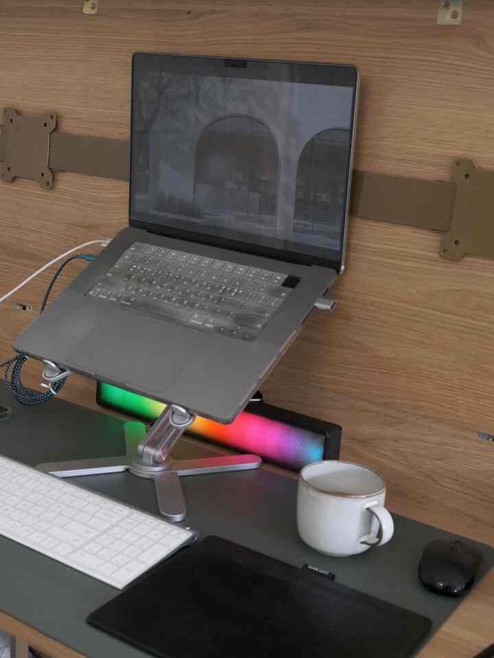 My office goes from a bright, music-filled space by day—thanks to the LED speaker that came with my desk—to a cozy, softly lit corner at night. Light and sound set the perfect mood from morning to evening. #dayvsnight #morningvsnight #dayaesthetic #nightaesthetic #desk #officetelinterior #officeroom #homeoffice #midcentury #Nordicinterior 