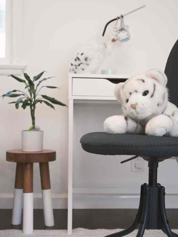 My daughter’s desk looks adorable both day and night—bright and playful during the day, then cozy and warm with soft lighting in the evening. I love how the vibe shifts but stays just as charming. #dayvsnight #morningvsnight #dayaesthetic #nightaesthetic #kidsroom #kids #deskinterior #sharedroom #girlsroom #desksetup #desk #NorthEurope #Nordicinterior #midcentury 