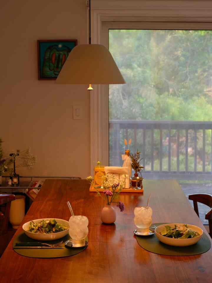 Dinner is served 🥗🥩🍚

#diningroom #dinnertable #tablesetting #woodeninterior #woodenfurniture #WoodInterior #cozydiningroom #dinnermenu #tablesetting #Tablemat #steak #budvase 