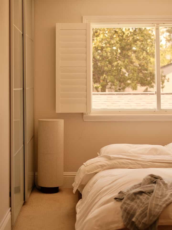 Bedroom corner day vs night 

Pro tip: get hue lights for your bedroom so you can turn on red light when it’s time to wind down ♥️ 

#bedroom #platformbed #bedroominterior #bedroomdecor #cozybedroom #sunatsix #minimalbedroom #minimalinterior #woodenfurniture #woodinterior #dayvsnight #morningvsnight #dayaesthetic #nightaesthetic 