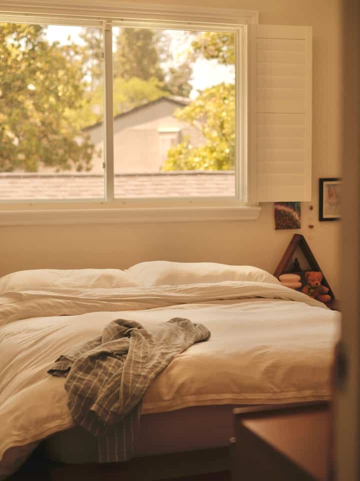 This room gets the most afternoon light in the house so it gets pretty warm during the summer 🌞  but it’s nice and cozy at night 🌝

#bedroom #platformbed #bedroominterior #bedroomdecor #cozybedroom #sunatsix #minimalbedroom #minimalinterior #woodenfurniture #woodinterior #dayvsnight #morningvsnight #dayaesthetic #nightaesthetic 

