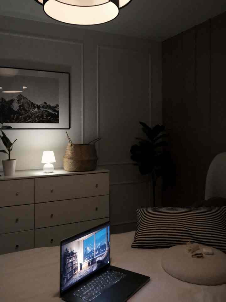During the day, my bedroom feels bright and relaxing, and at night it turns into a cozy spot where I wind down with my laptop. I use the lid of my storage ottoman as a laptop tray while staying comfy in bed. 😌💻

#dayvsnight #morningvsnight #dayaesthetic #nightaesthetic #bedroom #bedroominterior #bed #bedroomdecor #bedroomlighting #bedroomdesign 