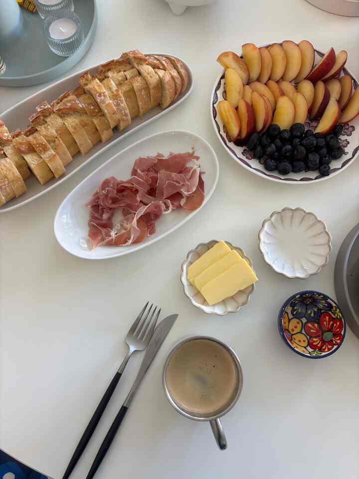 Same table, different cravings. 🥖🧡
Jamón and baguette for me,
crispy fried chicken for him.
Our brunch, our way

 #BrunchMood #brunchtable #tablesetting #brunch #brunchplate
