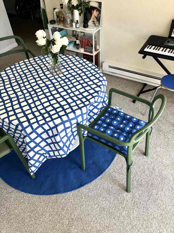 A cozy little spot in our home — now dressed in blue 💙💙💙

#apartmentinterior #apartmentaesthetic #colorofhouse #colorinterior #blueinterior #diningroom
