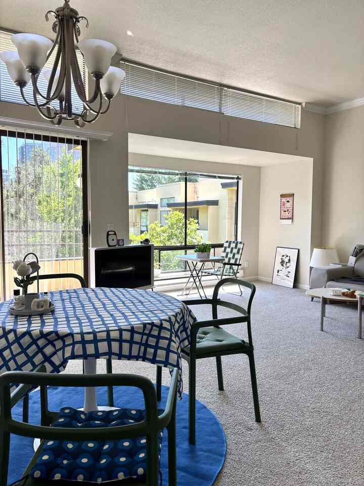 Nature’s Green Meets Artificial Blue — How’s the Harmony?

#cozycorner #myspot #myspace #livingroom #blueinterior #greeninterior #colorofhouse #colorinterior 