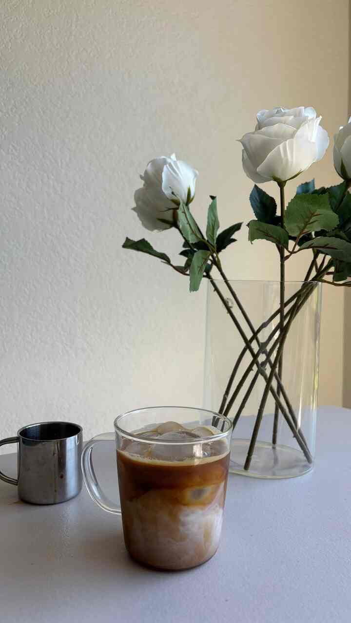 My Cozy Corner With Coffee & Flowers 🤍

#flower #flowerdeco #colorofhouse #colorinterior #greeninterior 