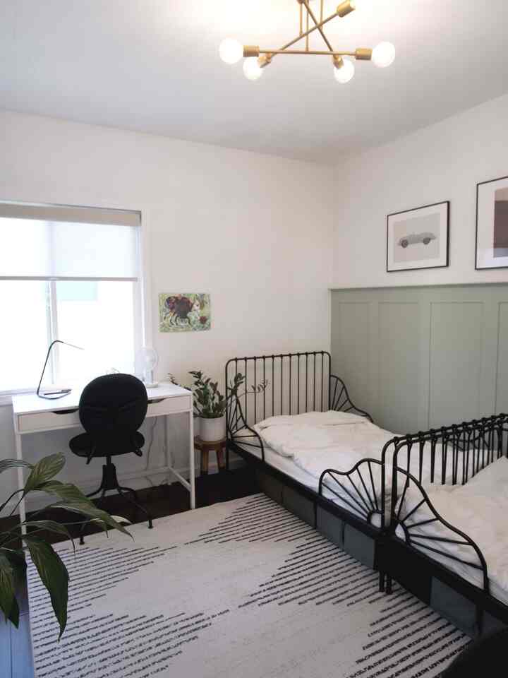 "Ini rumahku dan aku tinggal di sini." Salah satu sudut favorit kami adalah tempat tidur anak ini dengan rangka hitamnya yang mencolok — aku mengecatnya sendiri dengan cat semprot, dan sekarang tampak serasi dengan warna dinding.

#kamaranak #Kidsroominterior #ikeapictureframe #ikea #ikeadesk #ikeachair #ikeabed #ikeastorage #storagespace #sharedbedroom #europe #Europeaninterior #Europeansensibility #Nordicinterior #NorthEurope #Nordicinterior #nordicstyle #kid #boardandbatten #walldecoration #wallinterior #desk