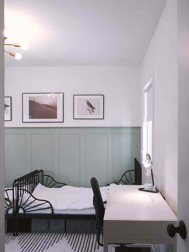 Saya mendorong kedua tempat tidur ke dinding untuk memberi ruang bagi dua meja, dan ternyata sangat efisien — anak-anak senang memiliki ruang kerja kecil mereka sendiri!

#estetikaapartemen #itsmyhouseandilivehere #interiordesign #apartmenttour #itsmyhouse #kidsroom #Kidsroominterior #kidsroom #Kidsroominterior #ikeapictureframe #ikea #ikeadesk #ikeachair #ikeabed #ikeastorage #storagespace #sharedbedroom #europe #Europeaninterior #Europeansensibility #Nordicinterior #NorthEurope #Nordicinterior #nordicstyle #kid #boardandbatten #walldecoration #wallinterior #desk