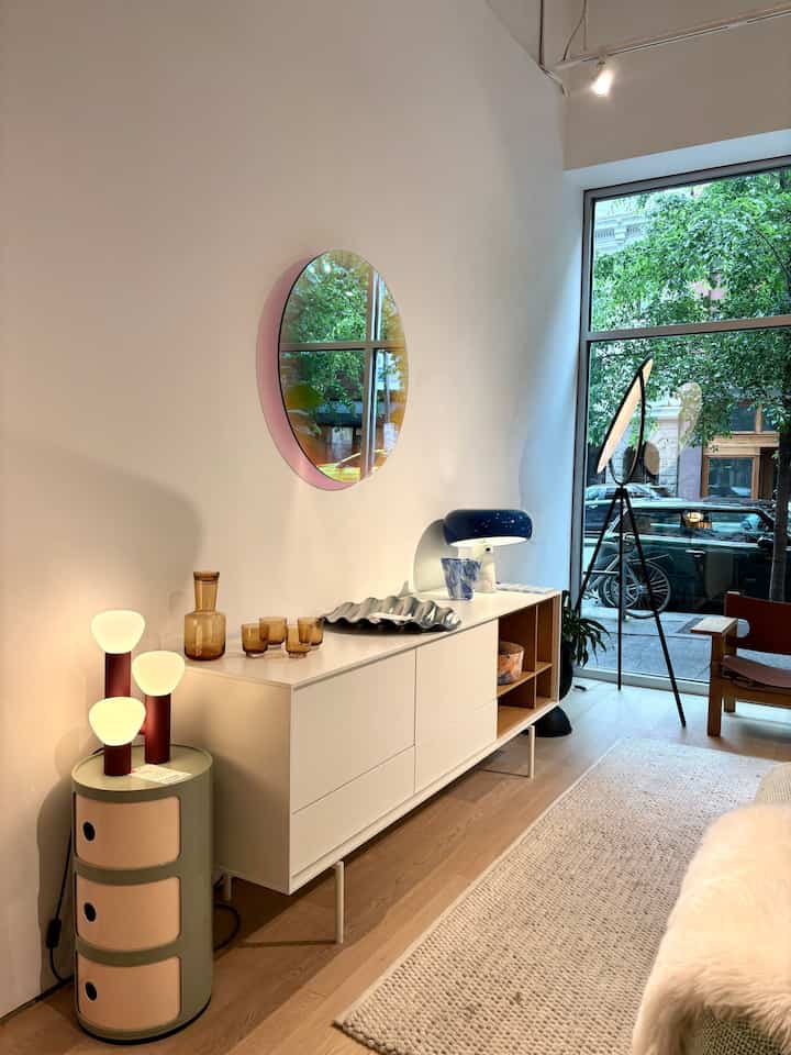 Just visited Design Within Reach in downtown Seattle — so many must-haves!

#dwr #showroom #lamp #mirror

