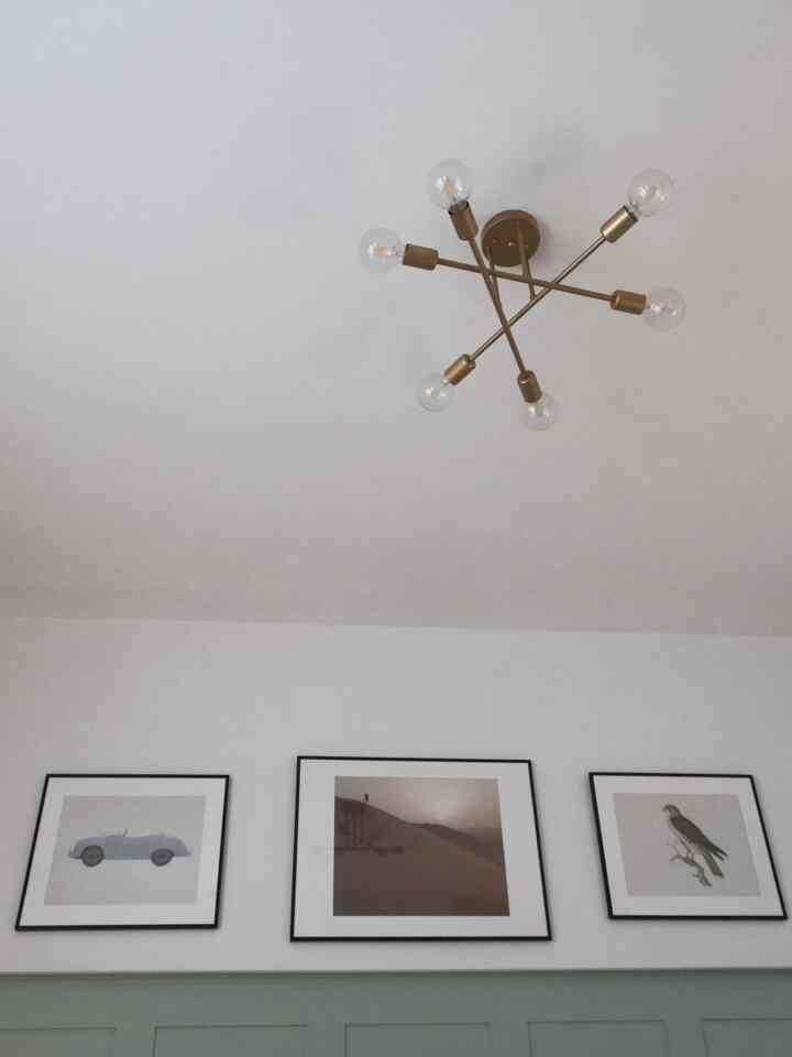 Kamar anak-anak adalah ruangan pertama tempat saya membuat dinding papan dan reng sendiri — saya tak akan pernah melupakan perasaan setelah menyelesaikan dinding, mengecat, dan akhirnya memasang lampu langit-langit. Masing-masing dari mereka memilih karya seni dinding mereka sendiri (mobil dan elang, tentu saja) untuk digantung di atas tempat tidur mereka — ini kamar anak-anak saya, dan mereka menemukan kegembiraan di sini.

#kamaranak #Kidsroominterior #ikeapictureframe #ikea #ikeadesk #ikeachair #ikeabed #ikeastorage #storagespace #sharedbedroom #europe #Europeaninterior #Europeansensibility #Nordicinterior #NorthEurope #Nordicinterior #nordicstyle #kid #boardandbatten #walldecoration #wallinterior