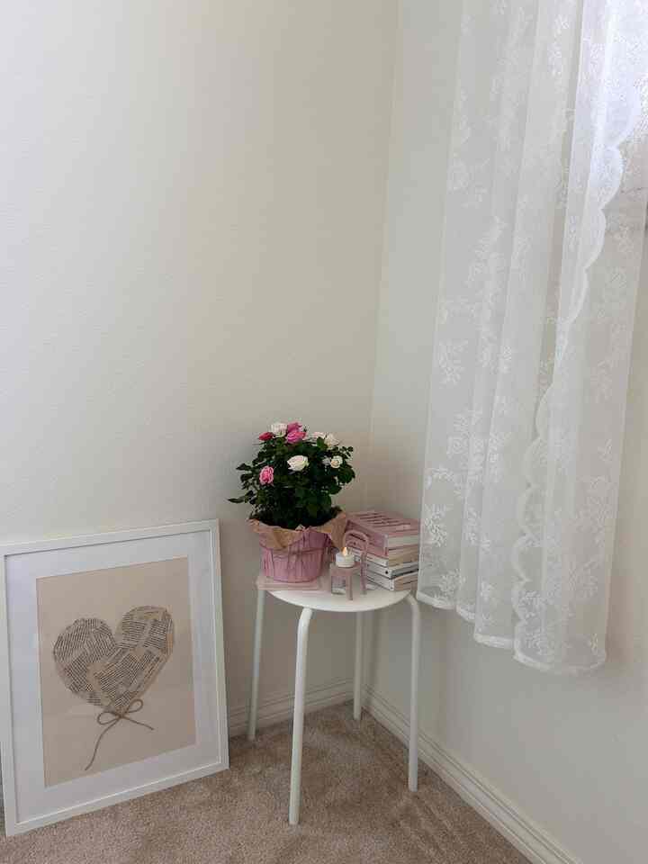 A pot of mini roses placed in the space where the first floor leads up to the second.
It’s a transitional corner where the black- interior of the first floor softly shifts into the white palette of the second—a quiet in-between filled with gentle contrast💓
#hallway #staircase #stairinterior #stairs #entrance #pinkinterior 